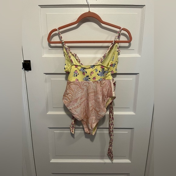 ❗️𝗣𝗥𝗜𝗖𝗘 𝗗𝗥𝗢𝗣❗️ FLORAL PRINT RUFFLE WRAP SWIMSUIT IN PINK - Picture 4 of 5